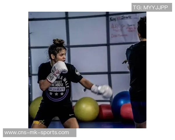 UFC琼斯与科米尔巅峰对决谁将成为轻重量级新王者